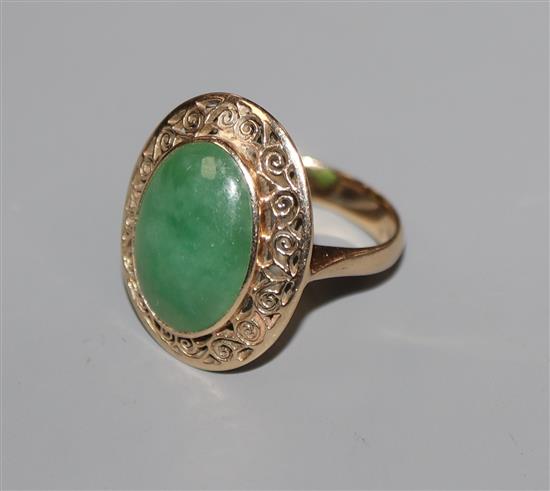 A yellow metal and oval cabochon jade dress ring, size I.